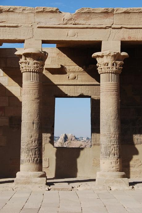 06_Blick-durch-die-Saeulen-im-Tempel-von-Philae-Assuan-Aegypten-Nilkreuzfahrt