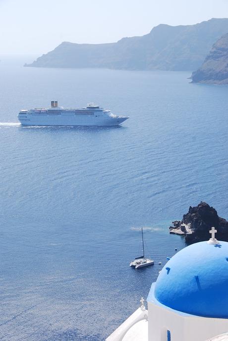 11_Kreuzfahrtschiff-Costa-neoRomantica-vor-Oia-Ia-Santorin-Griechenland-Kykladen