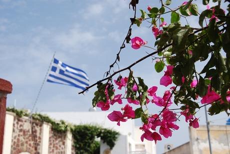 20_Ia-Oia-Santorin-Griechenland-Kykladen-Mittelmeer-griechische-Flagge-Blueten