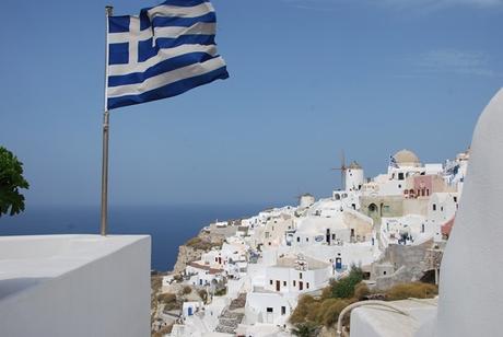 18_Ia-Oia-Santorin-Griechenland-Kykladen-Mittelmeer-griechische-Flagge-Windmuehle