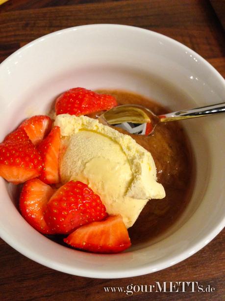 Rhabarber-Kompott schmeckt besonders gut mit Vanilleeis und frischen Erdbeeren!