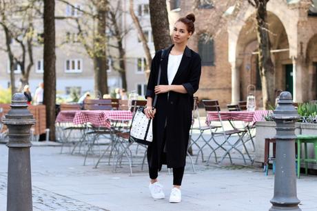 OUTFIT: BLACK OVERSIZE COAT & WHITE SNEAKERS