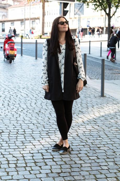 Kleidermädchen zeigt ein Travel Outfit das sie in Porto getragen hat. Sie kombiniert eine Weste von asos, Leggings von Topshop, Bluse  von Me & May, zu einer Sonnenbrille von Ray-Ban. 