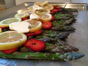 Ofen-Spargel mit Zitronenbutter, Rosmarin-Erdbeeren und Grana Padano