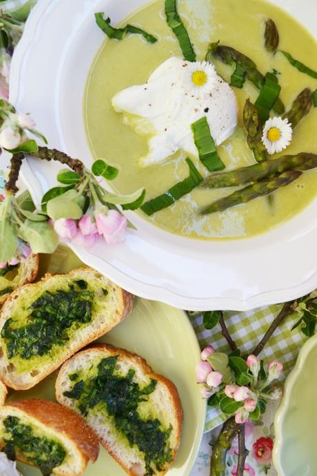 Delikat grün! Grüne Spargelsuppe mit pochiertem Ei und Bärlauch-Crostini