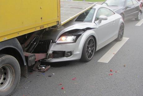 Autounfall Münster - Audi kracht unter Laderampe@Polizei Münster