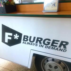 F Burger Logo auf der Vorderseite des Trucks