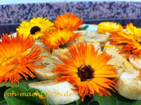 Schlichte wunderschöne Torte ... aus Löwenzahn, Kochbanane und Calendula-Blüten