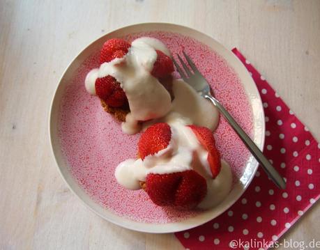 Erdbeertörtchen mit Kokossahne (glutenfrei, low carb und laktosefrei)