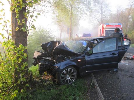 Autounfall Voerde -  Frontal gegen Straßenbaum geprallt@Polizei Wesel