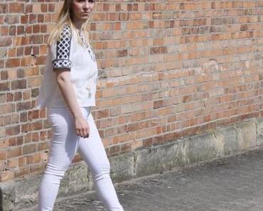 All white – Bluse mit Stickerei und weißen Sandaletten mit Blockabsatz
