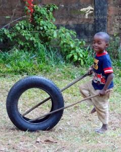 Spielzeug Madagaskar Junge mit Autoreifen PRIORI Reisen