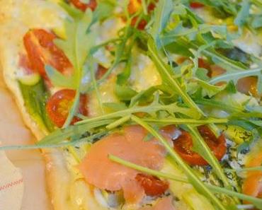 Flammkuchen mal anders - mit grünem Spargel, Räucherlachs und Rucola