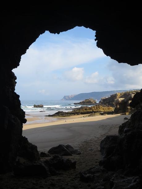 03_Blick-auf-Cabo-da-Roca-aus-einer-Hoehle-Portugal