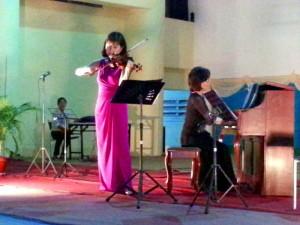 Ein klassisches Konzert mit Violine, Cello und Piano in Sihanoukville am 07. Mai 2015.