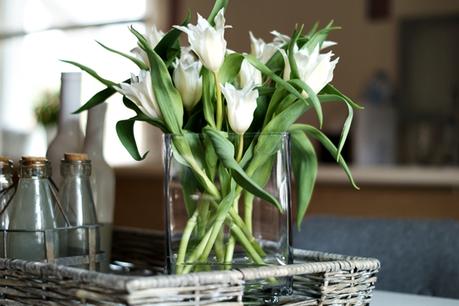 Spitze weiße Tulpen in einer eckigen Glasvase  { by it's me! }