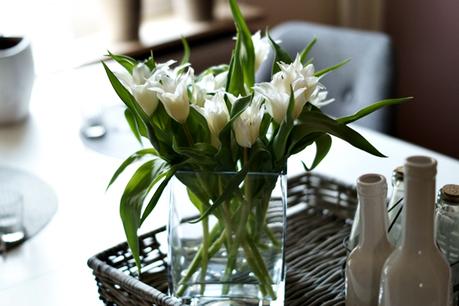 Spitze weiße Tulpen auf dem Küchentisch { by it's me! }