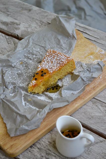 Ein Yoghurt Kuchen mit Maracuja-Sirup & Zwei Jahre 'The Recipe Suitcase'