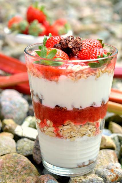 Sonntägliches Frühstücksglück dank Erdbeer-Rhabarber Overnight Oats mit Schokocrunch Granola Bites