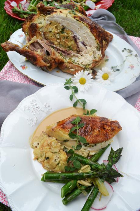 Herrliches Sonntagsessen! Gefülltes Kräuter-Hühnchen mit gebratenem Spargel