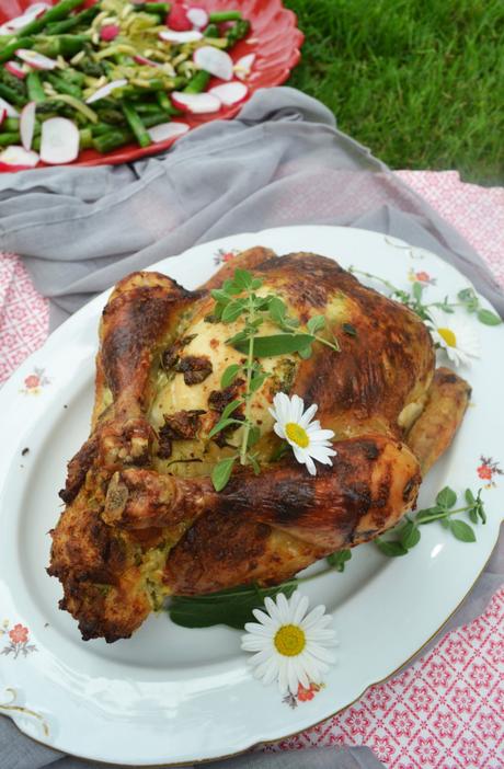 Herrliches Sonntagsessen! Gefülltes Kräuter-Hühnchen mit gebratenem Spargel