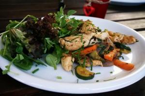 Hühnchen-Gemüse-Salat
