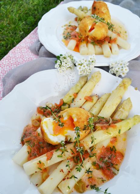 Warmer Frühlingsabend-Genuss! Spargelsalat mit Tomatenvinaigrette und gebackenem Ei