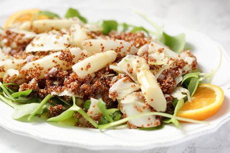 Quinoa- und Postelein-Salat mit weißem Spargel und Fenchel