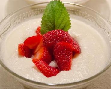 Joghurt-Holunderblütencreme mit Erdbeeren