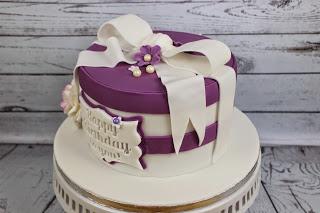 Torte zum 60. Geburtstag in purple und weiß