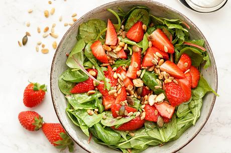 Spinat-Salat mit Erdbeeren und Zitronendressing