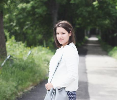 {Outfit} Navy & White
