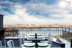 Geniesse dein Frühstück auf der Terrasse des Big Stay Urban Hotels mit Blick auf den Bosporus.