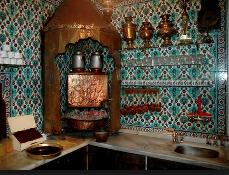 Im Café Pierre Loti: Die offene Feuerstelle ist mit den typisch osmanischen Fliesen ausgestattet.