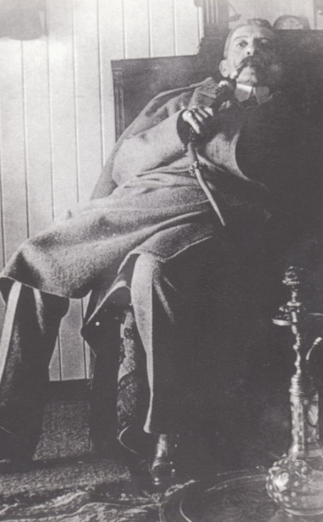 Pierre Lotis Leidenschaft war das Rauchen der Nargile (Wasserpfeife). Das Foto zeigt Loti in seinem Lieblingscafé in Eyüp, das heute nach ihm benannt ist.