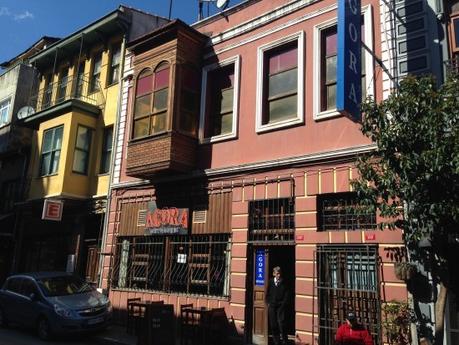 Ganz ähnliche Bauten findest du in New Yorks Stadtteil Brooklyn. Doch hier befinden wir uns am Golden Horn in Istanbul.