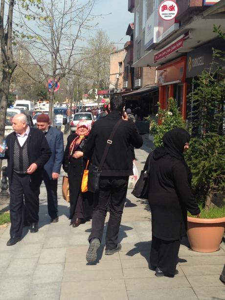 Auf dem Weg zur Sultan Moschee in Eyüp herrscht hektisches Treiben. Männer, die in die Moschee eilen. Frauen, die einkaufen gehen.