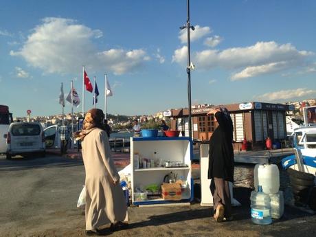 Eine Passantin geht zielstrebig auf die Fisch-Brot-Verkäuferin zu. Türken schätzen die frische Qualität der Strassenverkäufer und den Preis: 5 TL für eine warme Mahlzeit, die wenigstens fünf Stunden vorhält kann sich nahezu jeder in Istanbul leisten.