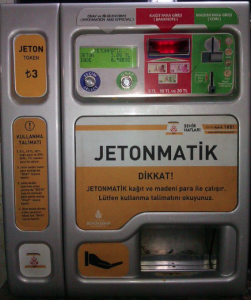 So funktioniert der Automat: Werfe Bar-Münzen in den Jetonmatik und erhalte deine Jetons, damit du die öffentlichen Verkehrsmittel nutzen kannst.