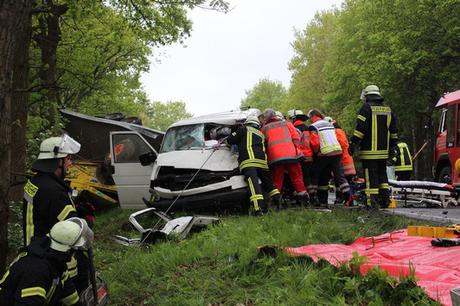 Autounfall zwischen Himmelpforten und Burweg-der-völlig-zerstörte-VW-Bus