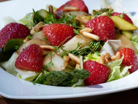 Rezept: Fruchtiger Spargel Erdbeer Salat