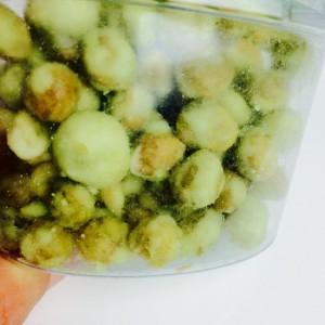 Wasabi Erbsen in der Plastikbox