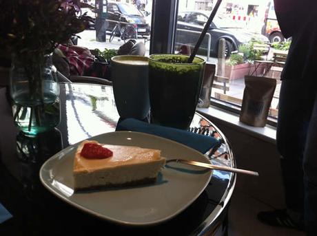 Rohkost-Torte und Grüner Smoothie aus dem Angebot des Gracias Madre Café