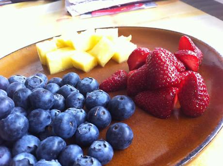 Buntes Frühstück für das Kind: Heidelbeeren, Ananas und Erdbeeren