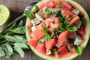 veganer Melonen-Tofu-Salat mit Minze