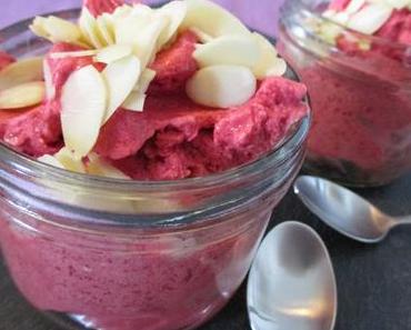 NiceCream mit Himbeeren und Kokosmilch