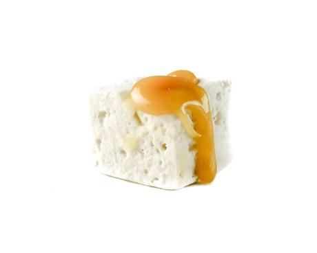 Süss trifft salzig. Eine angenehm zarte Gaumenfreude mit Suchtfaktor! Unser klassischer Marshmallow durchzogen mit gesalzenem Karamel.