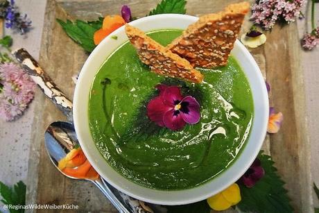 Grüne Brennnessel-Gemüsesuppe mit Blüten und Knäckebrot Schnell, einfach und soooo herrlich aromatisch!