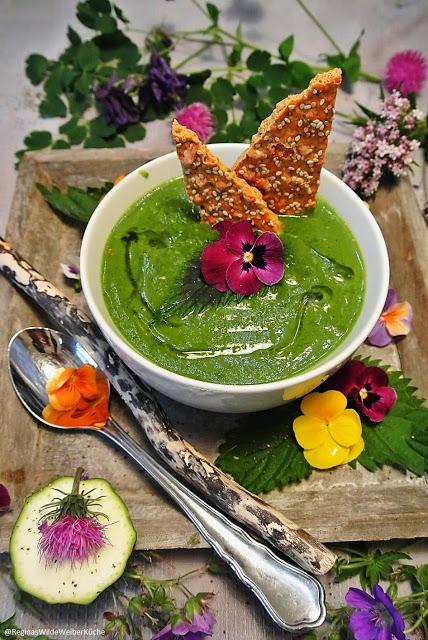 Grüne Brennnessel-Gemüsesuppe mit Blüten und Knäckebrot Schnell, einfach und soooo herrlich aromatisch!