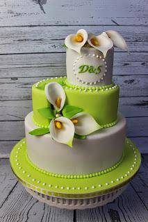 Hochzeitstorte hellgrün-weiß mit handgemachten Callas aus Blütenpaste